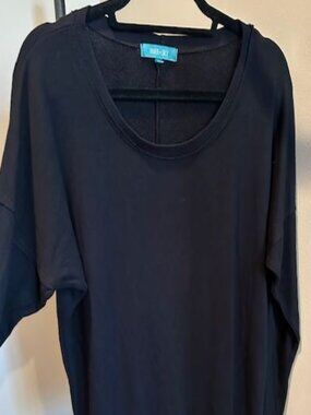 River + Sky Black sweatshirt, size Medium